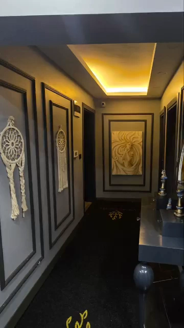 Videodan kare · Aydınlatılmış koridor
